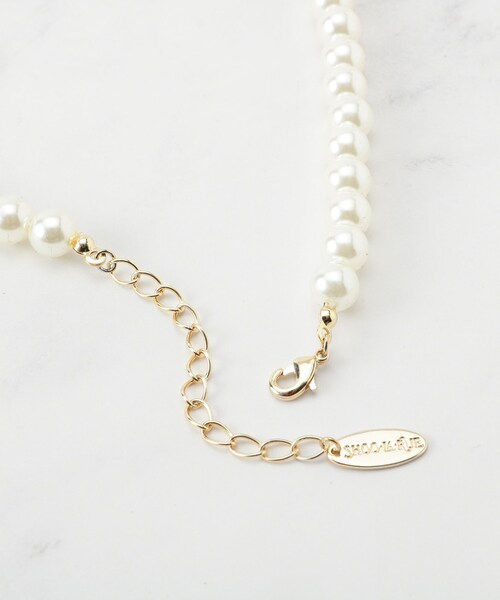 SHOO・LA・RUE（シューラルー）の「【セレモニー／2点セット】シンプルフェイクパールネックレス＆イヤー（ネックレス・レディース・ゴールド/ゴールド系/シルバー・00）」の7枚目の写真