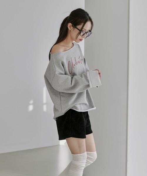 UNE MANSION（ユヌマンション）の「【UNE ORIGINAL】オーバーサイズオフショルダーUNEロゴレタリング切りっぱなしスウェットトレーナー（スウェット・レディース・グレー/オートミール/チャコール・FREE）」の4枚目の写真