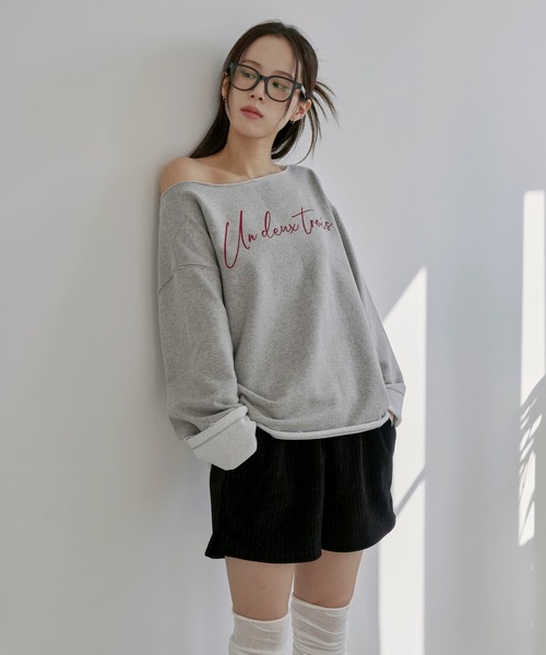 UNE MANSION（ユヌマンション）の「【UNE ORIGINAL】オーバーサイズオフショルダーUNEロゴレタリング切りっぱなしスウェットトレーナー（スウェット・レディース・グレー/オートミール/チャコール・FREE）」の6枚目の写真
