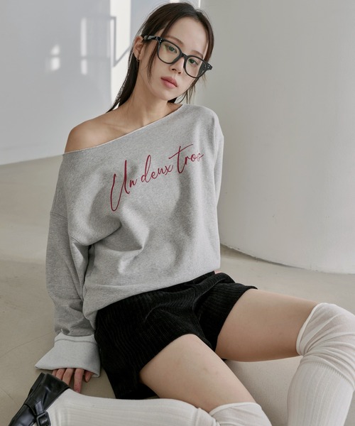 UNE MANSION（ユヌマンション）の「【UNE ORIGINAL】オーバーサイズオフショルダーUNEロゴレタリング切りっぱなしスウェットトレーナー（スウェット・レディース・グレー/オートミール/チャコール・FREE）」の7枚目の写真