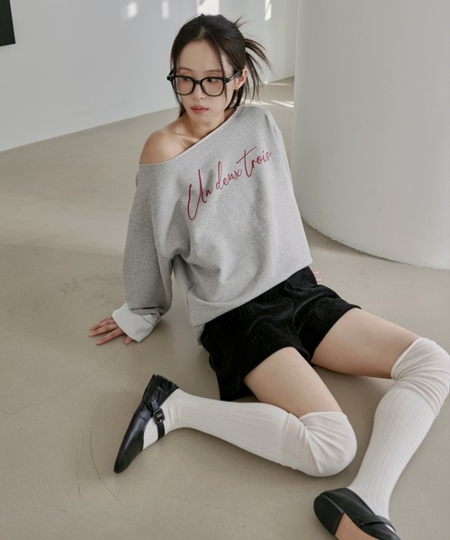 UNE MANSION（ユヌマンション）の「【UNE ORIGINAL】オーバーサイズオフショルダーUNEロゴレタリング切りっぱなしスウェットトレーナー（スウェット・レディース・グレー/オートミール/チャコール・FREE）」の8枚目の写真