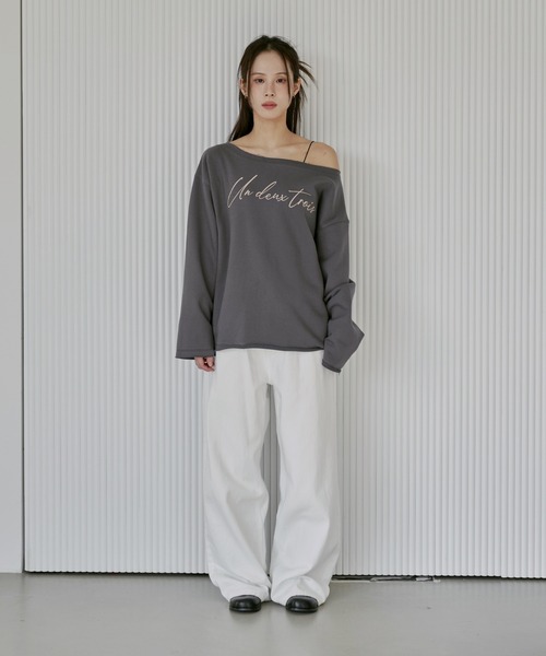 UNE MANSION（ユヌマンション）の「【UNE ORIGINAL】オーバーサイズオフショルダーUNEロゴレタリング切りっぱなしスウェットトレーナー（スウェット・レディース・グレー/オートミール/チャコール・FREE）」の10枚目の写真