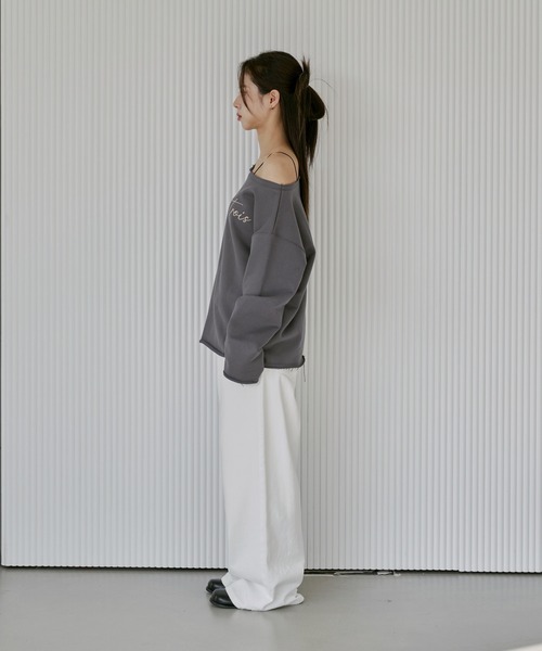 UNE MANSION（ユヌマンション）の「【UNE ORIGINAL】オーバーサイズオフショルダーUNEロゴレタリング切りっぱなしスウェットトレーナー（スウェット・レディース・グレー/オートミール/チャコール・FREE）」の11枚目の写真