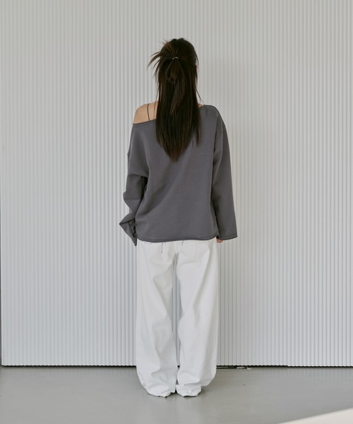 UNE MANSION（ユヌマンション）の「【UNE ORIGINAL】オーバーサイズオフショルダーUNEロゴレタリング切りっぱなしスウェットトレーナー（スウェット・レディース・グレー/オートミール/チャコール・FREE）」の12枚目の写真
