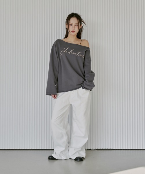 UNE MANSION（ユヌマンション）の「【UNE ORIGINAL】オーバーサイズオフショルダーUNEロゴレタリング切りっぱなしスウェットトレーナー（スウェット・レディース・グレー/オートミール/チャコール・FREE）」の13枚目の写真