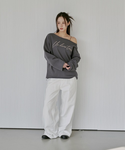 UNE MANSION（ユヌマンション）の「【UNE ORIGINAL】オーバーサイズオフショルダーUNEロゴレタリング切りっぱなしスウェットトレーナー（スウェット・レディース・グレー/オートミール/チャコール・FREE）」の14枚目の写真