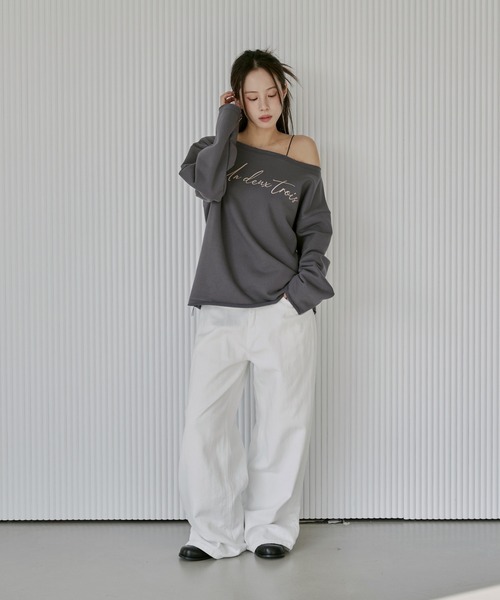 UNE MANSION（ユヌマンション）の「【UNE ORIGINAL】オーバーサイズオフショルダーUNEロゴレタリング切りっぱなしスウェットトレーナー（スウェット・レディース・グレー/オートミール/チャコール・FREE）」の15枚目の写真