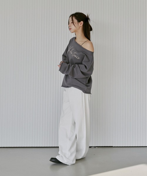 UNE MANSION（ユヌマンション）の「【UNE ORIGINAL】オーバーサイズオフショルダーUNEロゴレタリング切りっぱなしスウェットトレーナー（スウェット・レディース・グレー/オートミール/チャコール・FREE）」の16枚目の写真
