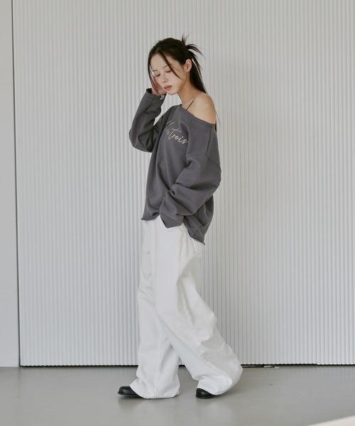 UNE MANSION（ユヌマンション）の「【UNE ORIGINAL】オーバーサイズオフショルダーUNEロゴレタリング切りっぱなしスウェットトレーナー（スウェット・レディース・グレー/オートミール/チャコール・FREE）」の17枚目の写真