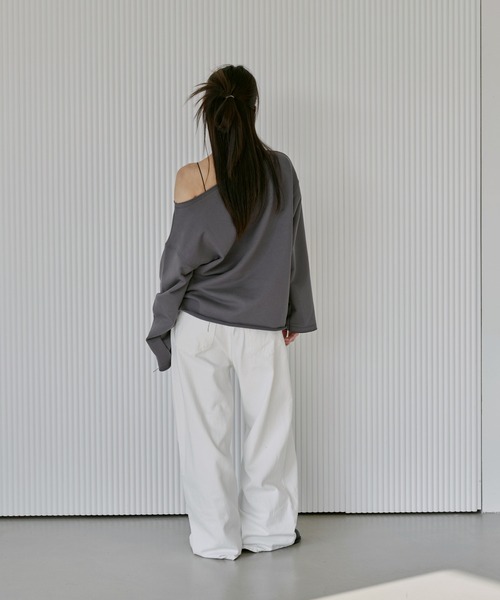 UNE MANSION（ユヌマンション）の「【UNE ORIGINAL】オーバーサイズオフショルダーUNEロゴレタリング切りっぱなしスウェットトレーナー（スウェット・レディース・グレー/オートミール/チャコール・FREE）」の18枚目の写真