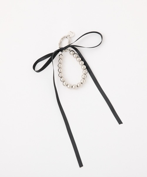 one after another NICE CLAUP（ワンアフターアナザーナイスクラップ）の「ボールチェーン×サテンリボンチャーム（チャーム・レディース・ブラック/ホワイト/ダークブラウン・FREE）」の2枚目の写真