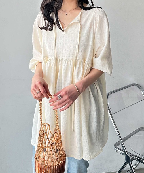 GeeRA(ジーラ)の「前後2WAYチェック柄ふくれジャガードリボンペプラムシャツチュニック(シャツ/ブラウス・レディース・ブルー/アイボリー/ブラック・LARGE/X-LARGE/MEDIUM)」の5枚目の写真