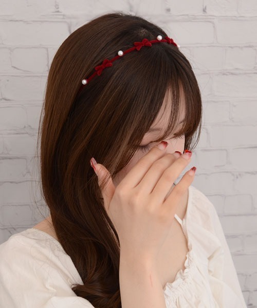 VIBGYOR Women（ヴィブジョー　ウィメン）の「【float】ベロア パール リボン カチューシャ（カチューシャ・レディース・ブラック/ワインレッド・FREE）」の2枚目の写真