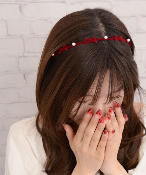 VIBGYOR Women（ヴィブジョー　ウィメン）の「【float】ベロア パール リボン カチューシャ（カチューシャ・レディース・ブラック/ワインレッド・FREE）」の10枚目の写真