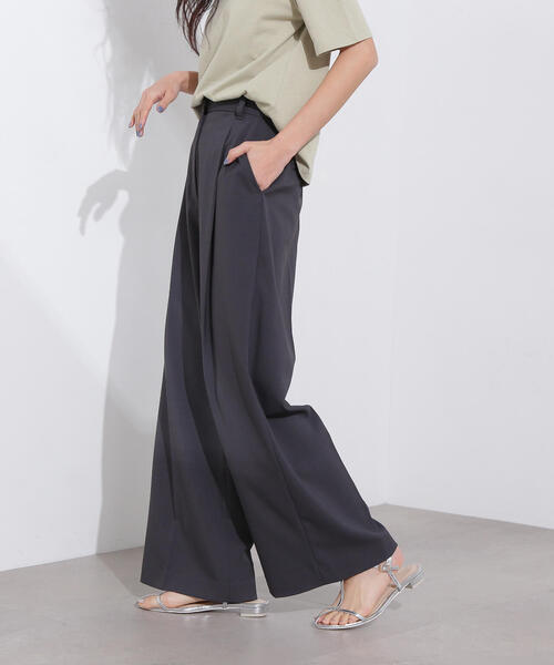 N.（N. Natural Beauty Basic）（エヌエヌナチュラルビューティーベーシック）の「ライトタックワイドパンツ（その他パンツ・レディース・チャコールグレー/オフホワイト/ブラウン・MEDIUM/SMALL）」の4枚目の写真