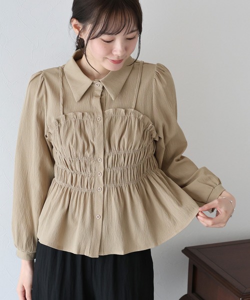 BLUEEAST(ブルーイースト)の「シャーリングビスチェレイヤードシャツ(シャツ/ブラウス・レディース・ベージュ/ホワイト/ブラック/ミント/ブラウン・MEDIUM)」の4枚目の写真