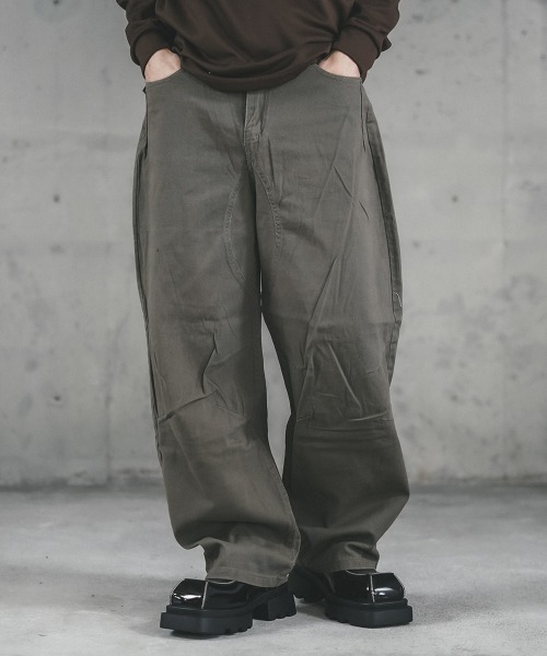 Shoowtime(ショウタイム)の「Curved silhouette wide chino pants / カーブシルエットワイドチノパンツ(チノパンツ・メンズ・カーキブラウン・X-LARGE/LARGE/MEDIUM/SMALL)」の1枚目の写真