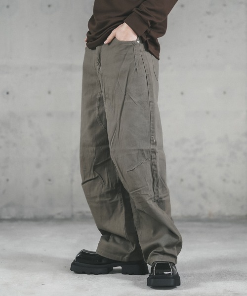 Shoowtime(ショウタイム)の「Curved silhouette wide chino pants / カーブシルエットワイドチノパンツ(チノパンツ・メンズ・カーキブラウン・X-LARGE/LARGE/MEDIUM/SMALL)」の6枚目の写真