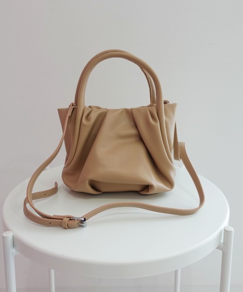 unnu（ユヌ）の「フラッフィー2WAYショルダーバッグ（ショルダーバッグ・レディース・ホワイト/ベージュ/ブラック・F）」の5枚目の写真