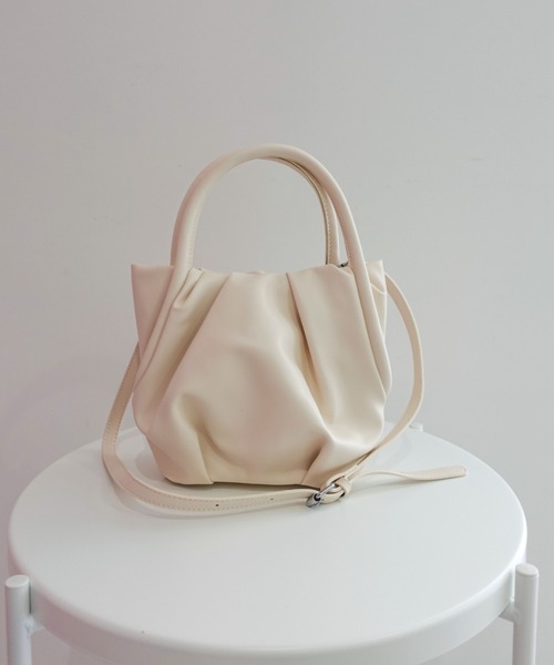 unnu（ユヌ）の「フラッフィー2WAYショルダーバッグ（ショルダーバッグ・レディース・ホワイト/ベージュ/ブラック・F）」の6枚目の写真