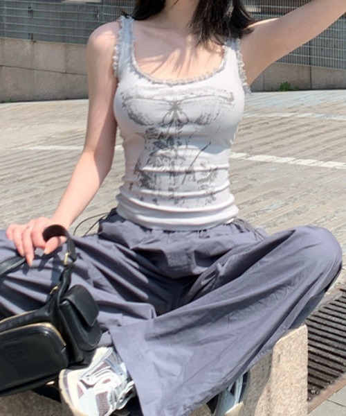 lilful（リルフル）の「【カップ付き】レース ショート丈 プリントノースリーブタンクトップ（タンクトップ・レディース・グレー/ブラック/ホワイト・F）」の4枚目の写真