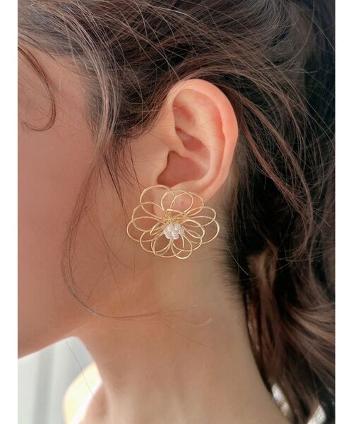 RESEXXY(リゼクシー)の「フラワーパールピアス(ピアス(両耳用)・レディース・ゴールド/シルバー・FREE)」の2枚目の写真