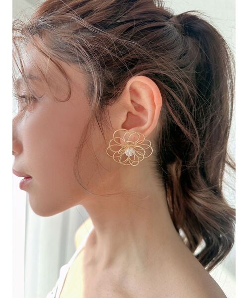 RESEXXY(リゼクシー)の「フラワーパールピアス(ピアス(両耳用)・レディース・ゴールド/シルバー・FREE)」の3枚目の写真