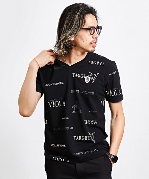 VIOLA(ヴィオラ)の「『VIOLA rumore/ヴィオラ ルモーレ』総柄V/N半袖Tシャツ(Tシャツ/カットソー・メンズ・ブラック/ブラック×ゴールド/ホワイト・XL/L/M)」の3枚目の写真