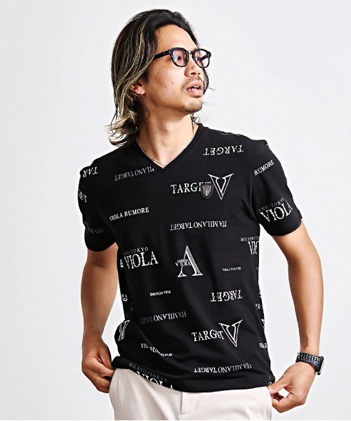 VIOLA(ヴィオラ)の「『VIOLA rumore/ヴィオラ ルモーレ』総柄V/N半袖Tシャツ(Tシャツ/カットソー・メンズ・ブラック/ブラック×ゴールド/ホワイト・XL/L/M)」の2枚目の写真