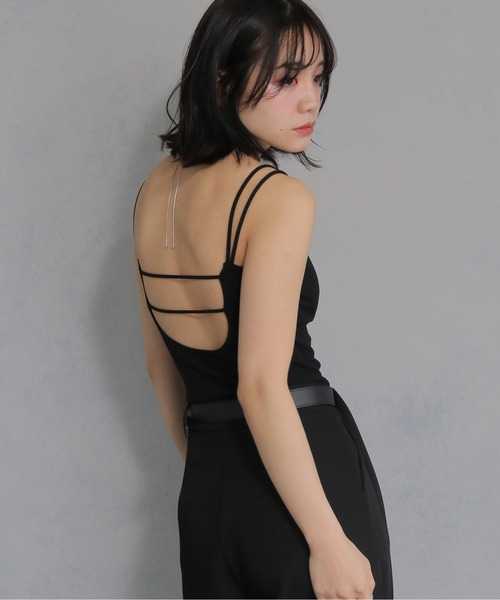 cheriella(シェリエラ)の「【cheriella】カップ付きバックストラップデザインキャミソール CUP-IN BACK STRAP DESIGN CAMISOLE(キャミソール・レディース・オフホワイト/ブラック・M)」の2枚目の写真