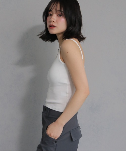 cheriella(シェリエラ)の「【cheriella】カップ付きバックストラップデザインキャミソール CUP-IN BACK STRAP DESIGN CAMISOLE(キャミソール・レディース・オフホワイト/ブラック・M)」の5枚目の写真