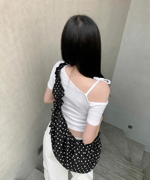 FREE STYLISTS(フリー スタイリスト)の「Y2K ドットドローストリングショルダーバッグ 2WAY(ショルダーバッグ・レディース・ホワイト/ブラック・FREE)」の7枚目の写真