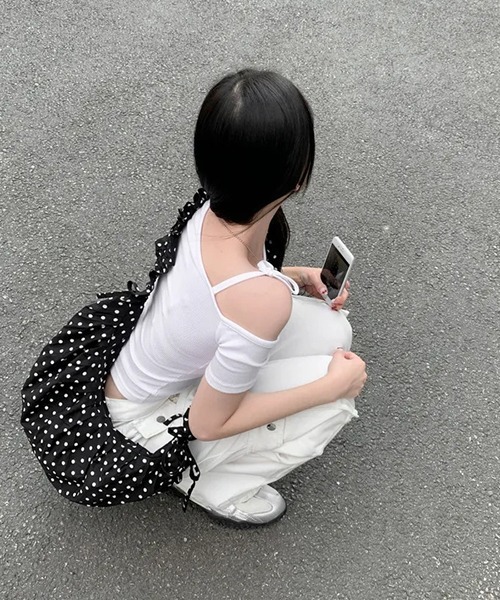 FREE STYLISTS(フリー スタイリスト)の「Y2K ドットドローストリングショルダーバッグ 2WAY(ショルダーバッグ・レディース・ホワイト/ブラック・FREE)」の8枚目の写真