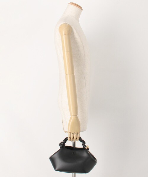 GANNI(ガニー)の「GANNI/ガニー Ganni Bou Bag Small / A5241 / リサイクルレザー 2way ショルダーバッグ / ハンドバッグ(ショルダーバッグ・レディース・ブラック・ONE SIZE)」の6枚目の写真