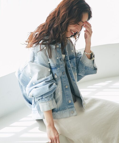 La boutique BonBon(ラブティックボンボン)の「【今すぐお届け!・miki監修】パール付デニムジャケット(デニムジャケット・レディース・ネイビー/サックスブルー・FREE)」の2枚目の写真
