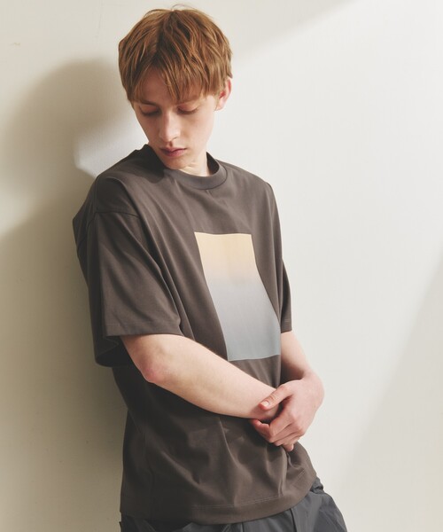 ABAHOUSE（アバハウス）の「グラデーション グラフィック プリントTシャツ/オーバーサイズ（Tシャツ/カットソー・メンズ・ホワイト/ブラック/ホワイト系その他/ブラック系その他/グレー系その他/チャコールグレー・46/48）」の6枚目の写真