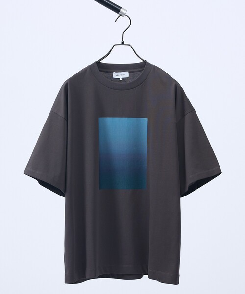 ABAHOUSE（アバハウス）の「グラデーション グラフィック プリントTシャツ/オーバーサイズ（Tシャツ/カットソー・メンズ・ホワイト/ブラック/ホワイト系その他/ブラック系その他/グレー系その他/チャコールグレー・46/48）」の5枚目の写真