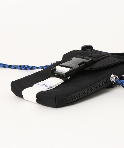 A.P.C.(アーペーセー)の「CROSSBODY POUCH TREK(ボディバッグ/ウエストポーチ・メンズ・ブラック・ONESIZE)」の2枚目の写真