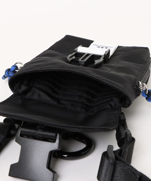 A.P.C.(アーペーセー)の「CROSSBODY POUCH TREK(ボディバッグ/ウエストポーチ・メンズ・ブラック・ONESIZE)」の3枚目の写真