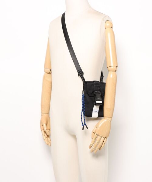 A.P.C.(アーペーセー)の「CROSSBODY POUCH TREK(ボディバッグ/ウエストポーチ・メンズ・ブラック・ONESIZE)」の8枚目の写真