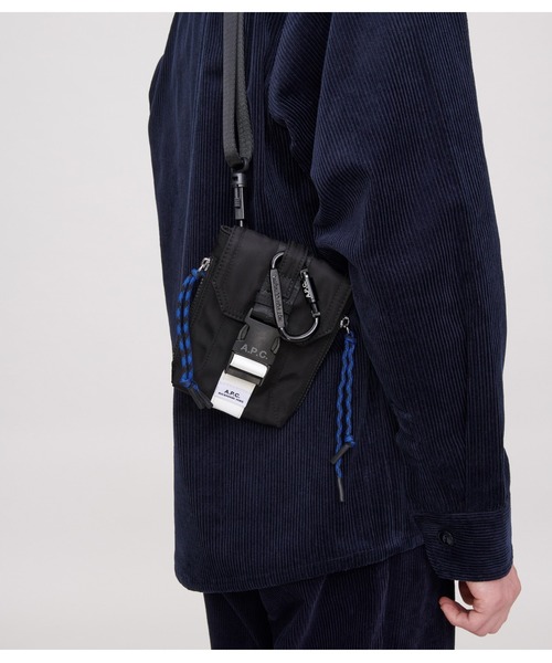 A.P.C.(アーペーセー)の「CROSSBODY POUCH TREK(ボディバッグ/ウエストポーチ・メンズ・ブラック・ONESIZE)」の4枚目の写真