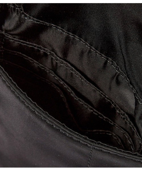 A.P.C.(アーペーセー)の「CROSSBODY POUCH TREK(ボディバッグ/ウエストポーチ・メンズ・ブラック・ONESIZE)」の7枚目の写真