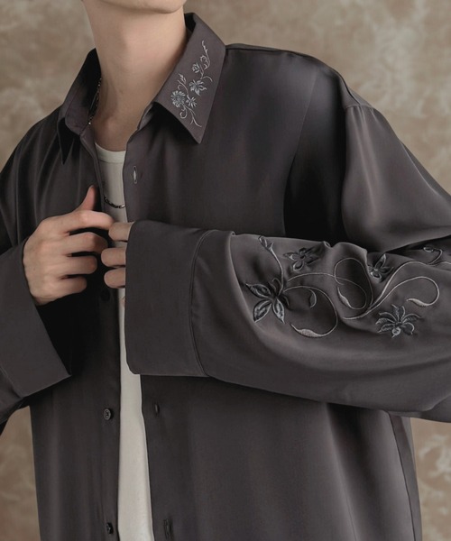 Classical Origin（クラシカルオリジン）の「「魅せる服。」刺繍使いルーズドレープシャツ（長袖）／Embroidery Loose Drape Shirt（シャツ/ブラウス・メンズ・チャコールグレー/ホワイト/ライトグレー・SMALL/MEDIUM/LARGE）」の2枚目の写真