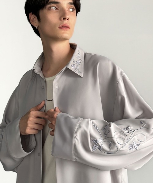 Classical Origin（クラシカルオリジン）の「「魅せる服。」刺繍使いルーズドレープシャツ（長袖）／Embroidery Loose Drape Shirt（シャツ/ブラウス・メンズ・チャコールグレー/ホワイト/ライトグレー・SMALL/MEDIUM/LARGE）」の6枚目の写真