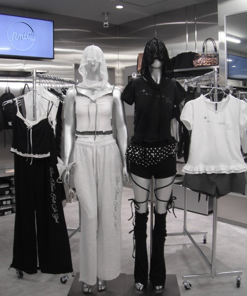 Never mind the XU / Chikashitsu+(ネバーマインド ザ エックスユー / チカシツプラス)の「【nmtc+】lace balaclava / 【エヌエムティーシープラス】レースバラクラバ<着用動画あり>(ニットキャップ/ビーニー・レディース・ブラック/ホワイト・ONE SIZE)」の11枚目の写真