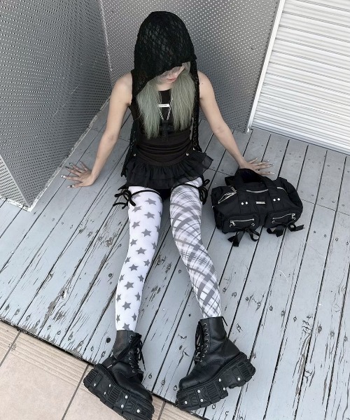 Never mind the XU / Chikashitsu+(ネバーマインド ザ エックスユー / チカシツプラス)の「【nmtc+】lace balaclava / 【エヌエムティーシープラス】レースバラクラバ<着用動画あり>(ニットキャップ/ビーニー・レディース・ブラック/ホワイト・ONE SIZE)」の6枚目の写真