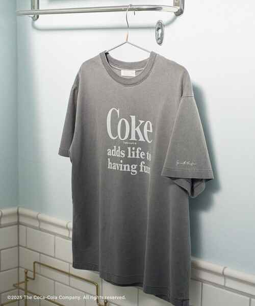 SALON adam et rope'（サロン アダム エ ロペ）の「Coca-Cola ビンテージライクTシャツ（Tシャツ/カットソー・レディース・ベージュ/ライトグレー/ベージュ系その他/グレー・FREE）」の2枚目の写真