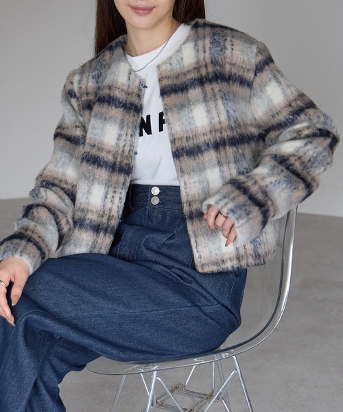 PREFERIR(プレフェリール)の「シャギーチェック ショート ジャケット(ノーカラージャケット・レディース・ブラウン/ネイビー・MEDIUM)」の2枚目の写真