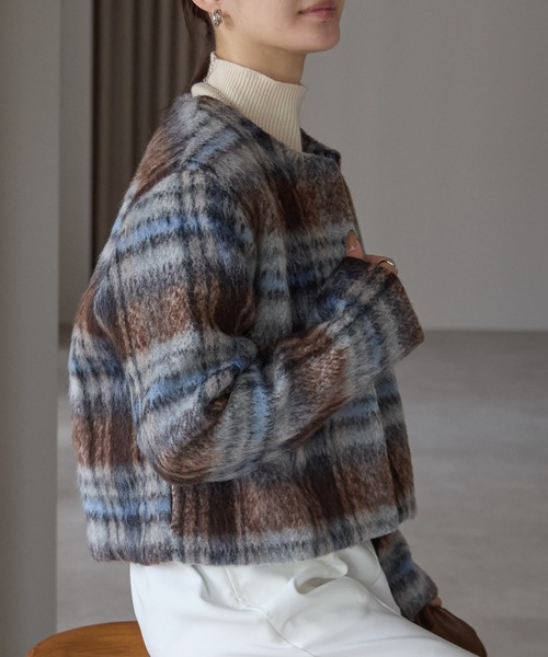 PREFERIR(プレフェリール)の「シャギーチェック ショート ジャケット(ノーカラージャケット・レディース・ブラウン/ネイビー・MEDIUM)」の9枚目の写真