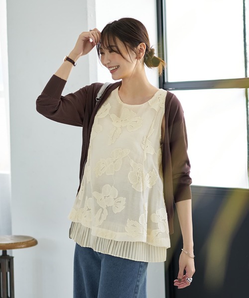STYLE DELI(スタイルデリ)の「プリーツレイヤードフラワー刺繍ブラウス(シャツ/ブラウス・レディース・ブラック/アイボリー・FREE)」の9枚目の写真